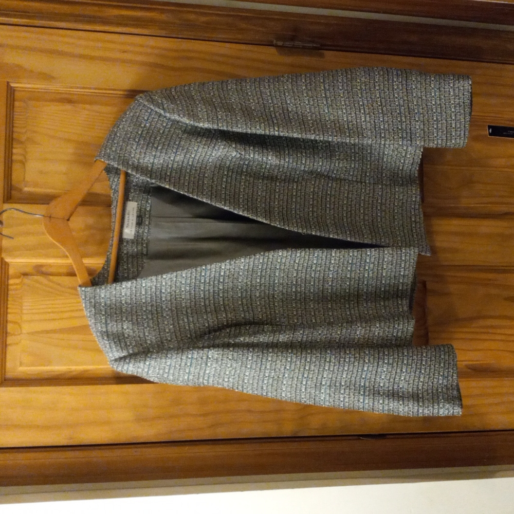 Tahari short jacket, 16w, multi color black, silver and green.